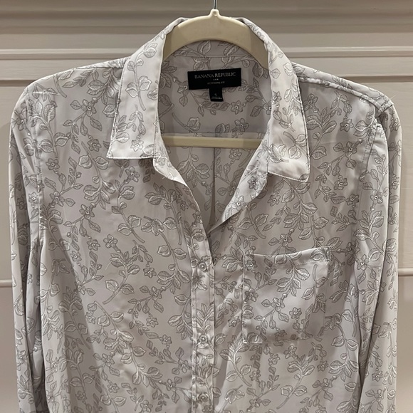 Banana Republic Boyfriend Fit Button Down Gray Floral Print Shirt - Size Small - Picture 2 of 8